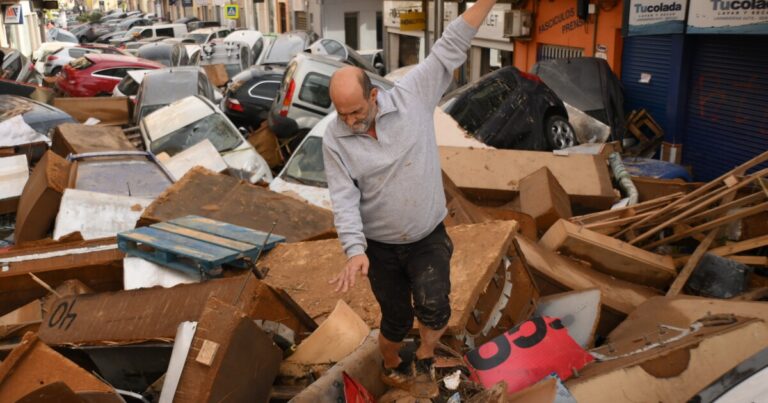 스페인 홍수로 수백 명이 사망했습니다. 과학자들은 기후 변화와 연관이 있다고 본다
    


