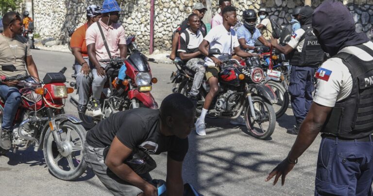 아이티 수도의 주민들이 갱단의 공격을 막기 위해 경찰과 맞서 싸우고 있습니다.
    


