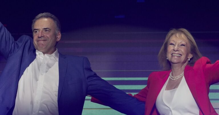 우루과이 좌파 야당 후보, 새 대통령에 당선
    


