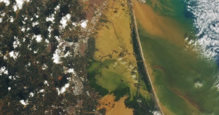 위성 이미지는 스페인의 치명적인 홍수로 인한 파괴를 보여줍니다.
    


