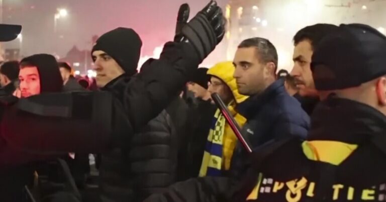 이스라엘 축구팬들이 암스테르담에서 공격을 받았습니다.
    


