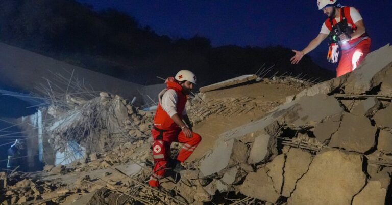 이스라엘군의 공습으로 가자지구와 레바논에서 수십 명이 사망했다고 의료진이 밝혔습니다.
    


