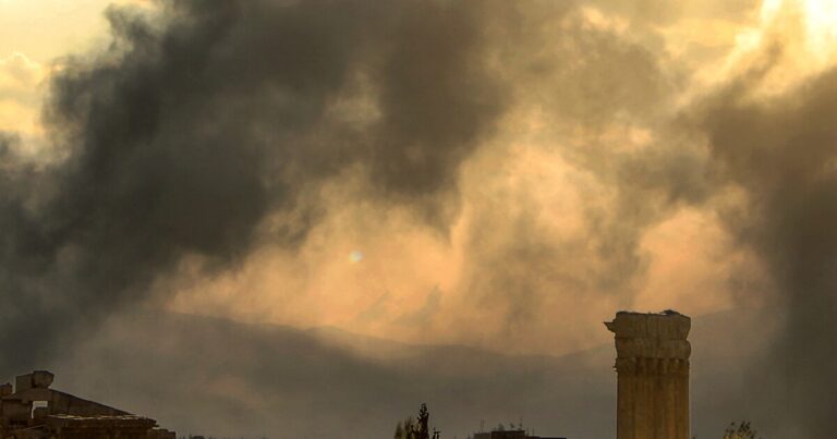 이스라엘은 레바논의 고대 도시 바알베크를 공습했고 수만 명의 사람들이 도주했습니다.
    


