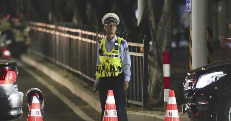 중국 남부에서 한 남성이 차를 몰고 군중을 향해 돌진해 35명이 사망했습니다.
    


