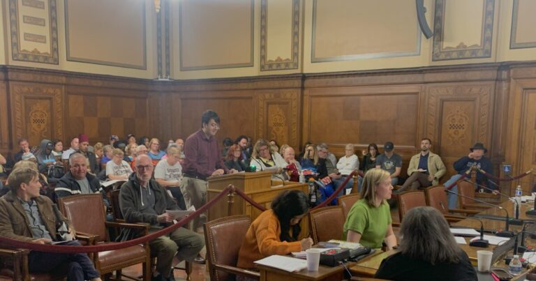 지역사회 주택에 관한 피츠버그 시의회 청문회에서 열띤 논쟁이 벌어졌습니다.
    


