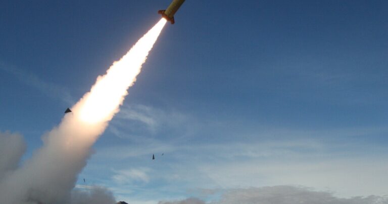 처음으로 Biden은 우크라이나가 미국의 장거리 무기로 러시아를 공격하도록 허용했습니다.
    


