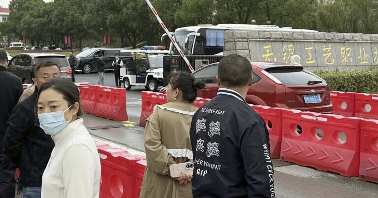 최근 몇 달 동안 중국에서 대규모 공격이 급증해 수십 명이 사망했습니다.
    


