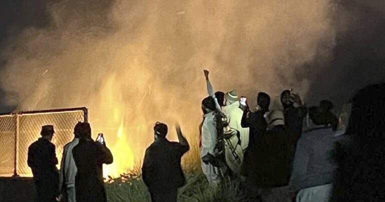 축출된 파키스탄 지도자 지지자들, 경찰과 충돌해 최소 6명 사망
    


