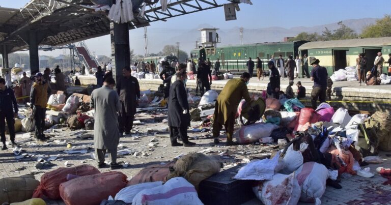 파키스탄 남서부 기차역에서 자살폭탄테러가 발생해 사망자 24명으로 늘어
    


