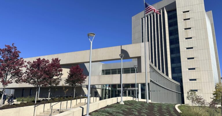 판사는 펜실베니아의 해외 및 군사 투표에 대한 공화당 의원의 소송을 던졌습니다.
    


