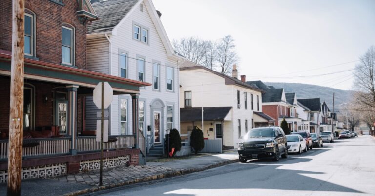 페인트, 파이프 및 흙은 Pa. 어린이를 납에 노출시킬 수 있습니다. 안전을 유지하는 방법은 다음과 같습니다.
    


