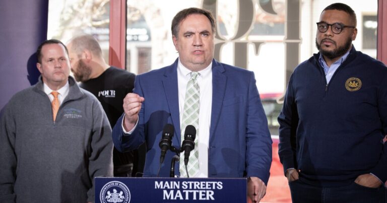 펜실베니아 민주당원들은 붉은 물결 동안 어떻게 주 하원을 지켰습니까? Cambria 카운티의 Frank Burns를 만나보세요
    


