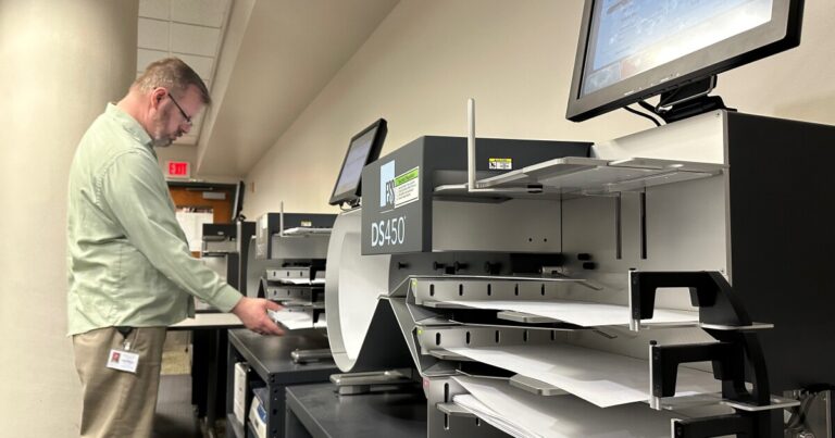 펜실베니아의 우편 투표 용지를 둘러싼 싸움은 선거 규칙을 둘러싼 지저분한 논쟁의 최신 예입니다.
    


