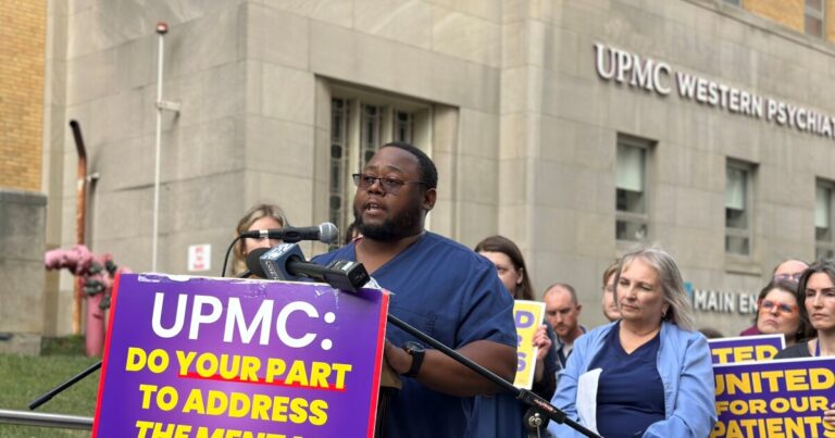 피츠버그의 Western Psych 간호사들이 UPMC와의 새로운 계약을 축하합니다.
    


