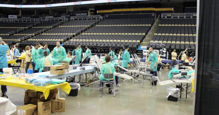 피츠버그의 무료 치과, 시력 및 청력 클리닉이 이번 주말에 시내로 돌아옵니다.
    


