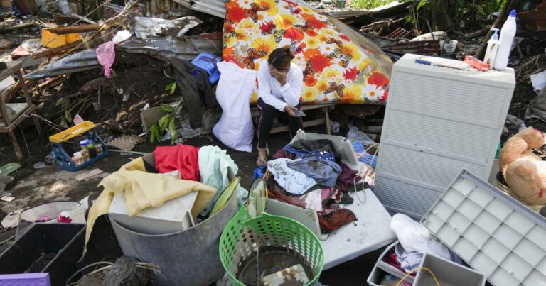 필리핀에서 대규모 홍수와 산사태로 150명 이상이 사망하거나 실종됐다.
    


