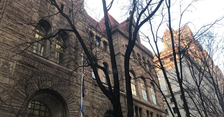 Allegheny 카운티 의회는 36% 세금 인상을 '절충'하여 2025년 예산을 통과시켰습니다.
    


