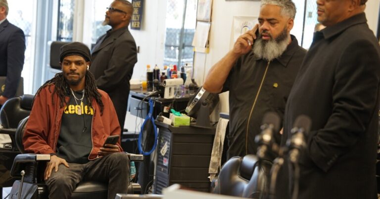 Pennsylvania는 허가와 면허를 더 빨리 처리하고 있다고 Hill District 이발소에서 Shapiro 주지사가 말했습니다.
    


