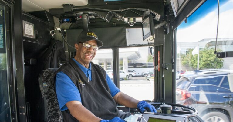 Pittsburgh Regional Transit의 최고령 버스 운전사인 Woody와 함께하는 긴 여정
    


