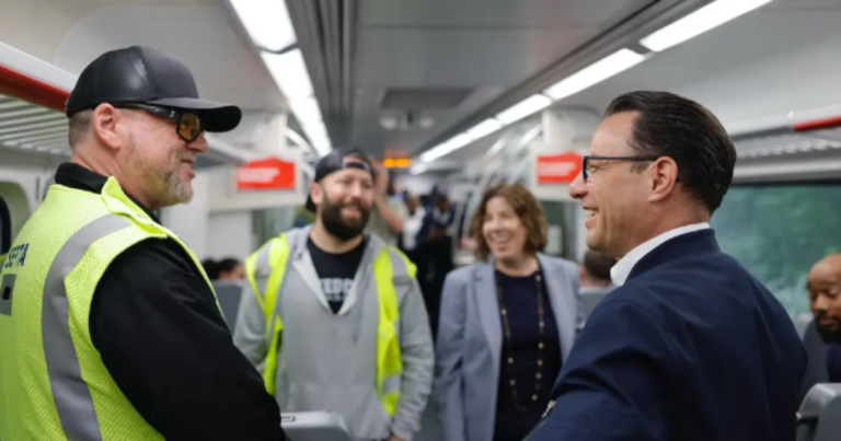 Shapiro는 삭감 및 요금 인상을 피하기 위해 SEPTA에 연방 자금으로 1억 5300만 달러를 제공할 예정입니다.
    


