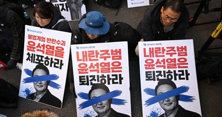 계엄령 선포 시도 후 한국 대통령이 탄핵 표결을 앞두고 있다.
    


