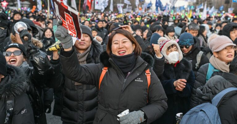 국회가 윤석열 총장 탄핵안을 가결했다.
    


