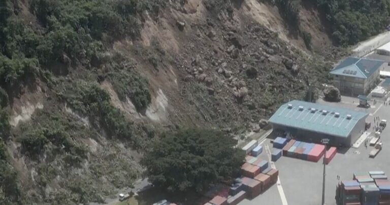 규모 7.3 지진, 태평양 섬나라 바누아투에 막대한 피해
    


