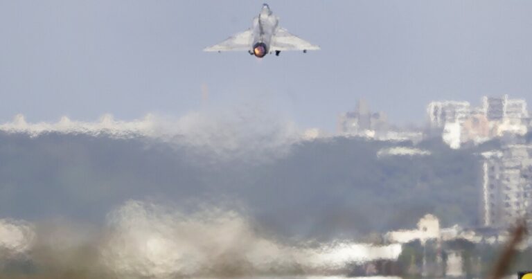 대만 국방부는 근처에서 대규모 중국군이 감지됐다고 밝혔습니다.
    


