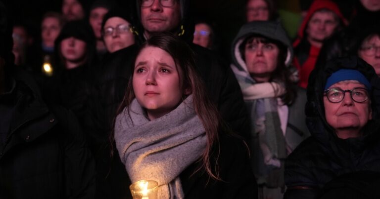 독일인들은 크리스마스 시장 공격으로 5명이 사망하고 200명이 부상당했다고 애도하고 있습니다.
    


