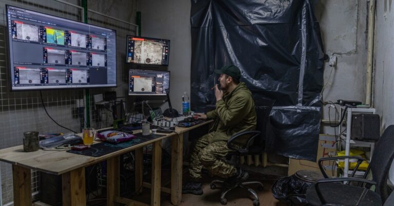 러시아 군인들이 먹잇감으로 여겨지는 우크라이나 비밀 드론 지휘소 내부
    


