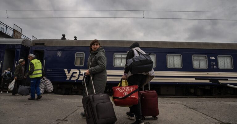 러시아가 석탄 생산국을 공격하면서 우크라이나인들은 또 다른 혹독한 겨울을 맞이하게 되었습니다.
    


