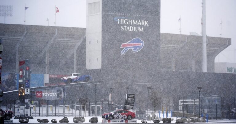 바쁜 휴가 여행 주말 동안 미국 펜실베니아 북서부와 일부 지역에 폭설이 덮쳤습니다.
    


