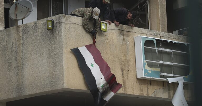 반군이 시리아 수도에 진입해 수십 년간의 아사드 통치를 전복시키겠다고 위협
    


