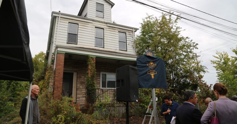 보존을 노리는 피츠버그 랜드 뱅크(Pittsburgh Land Bank)는 전설적인 흑인 사진가의 집을 인수했습니다
    


