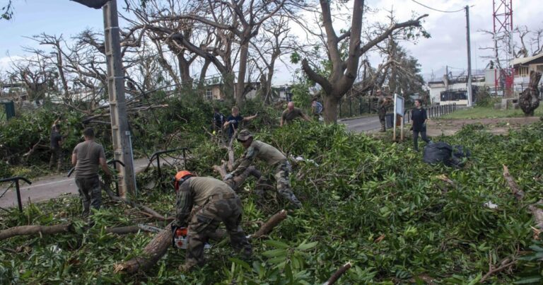 사이클론 치도(Cido)로 인해 막대한 피해를 입어 프랑스 마요트 지역에서 최소 11명 사망
    


