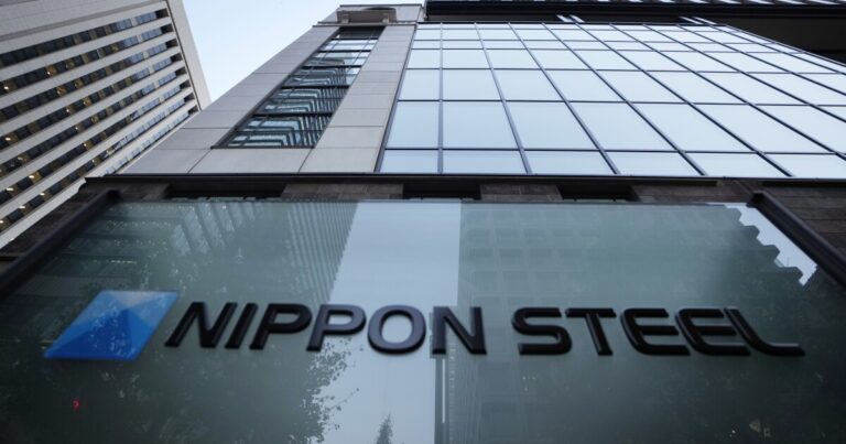 샤피로가 일부 공화당 의원들이 '다른 페이지에' 있다고 지적하자 트럼프는 US 철강 매각을 차단하겠다고 다짐했다.
    


