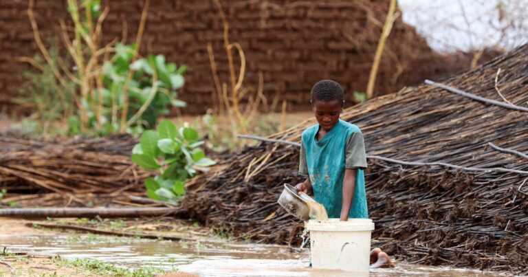 수단의 가장 큰 난민 캠프는 이미 기근에 시달렸습니다. 지금은 껍질을 벗기고 있어요
    


