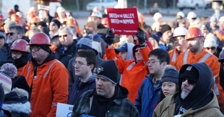 수백 명의 미국 철강 노동자들이 Nippon 거래를 지지하기 위해 Clairton에서 집회를 열었습니다.
    


