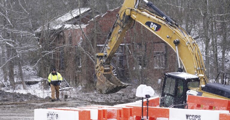 수색팀, 싱크홀에 빠진 펜실베니아 여성 시신 회수
    


