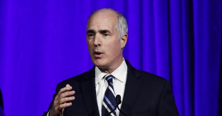 수십 년의 재임 후에도 케이시는 변화에 대한 유권자의 열망을 극복하지 못했습니다.
    


