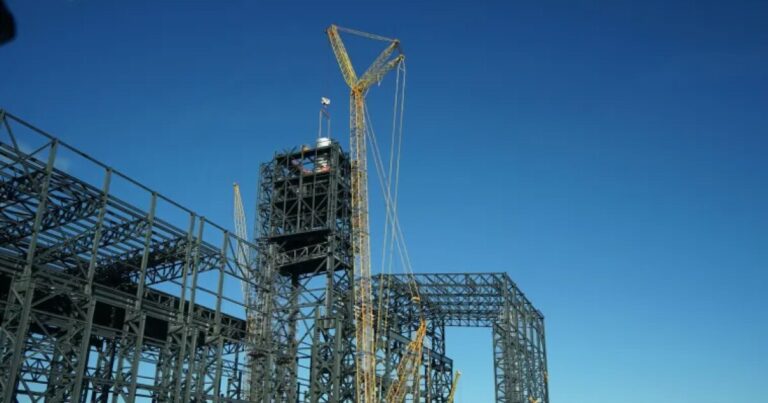 스웨덴 기업들은 세계 최대의 탄소 문제 중 하나인 철강 생산을 정리하고 있습니다.
    


