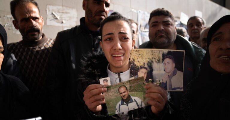 시리아 가족들은 아사드 통치 하에 잃어버린 사랑하는 사람들을 위해 병원과 영안실을 샅샅이 뒤지고 있습니다.
    


