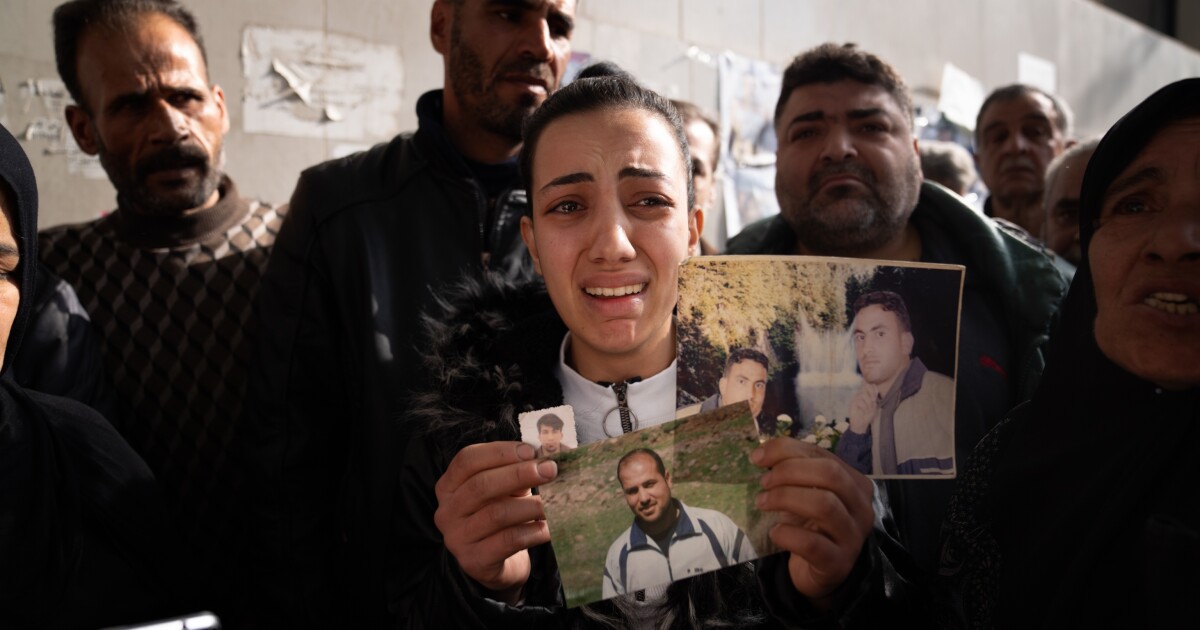 시리아 가족들은 아사드 통치 하에 잃어버린 사랑하는 사람들을 위해 병원과 영안실을 샅샅이 뒤지고 있습니다.