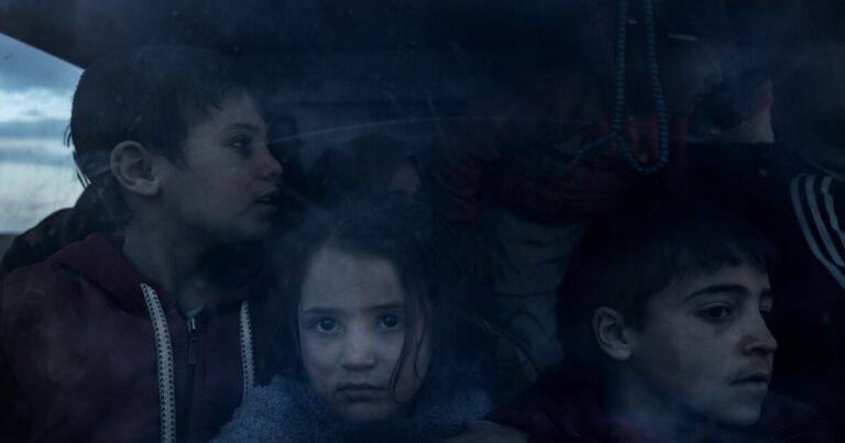 아사드 정권의 몰락으로 외딴 사막 캠프에 갇힌 시리아 난민들이 석방되었습니다.
    


