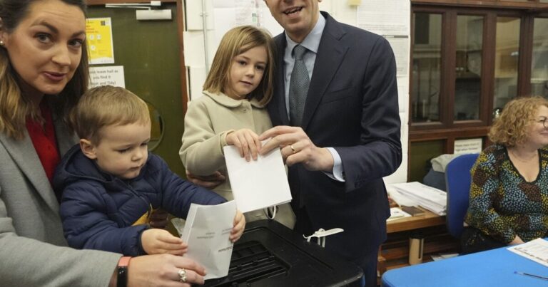 아일랜드는 현직 의원들이 권력을 유지하기를 희망하는 근접 선거에서 투표합니다.
    


