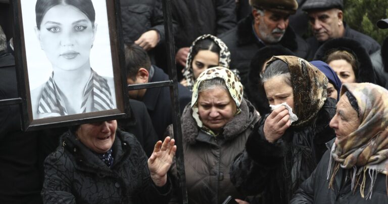 아제르바이잔 대통령은 추락한 여객기가 러시아에 의해 의도치 않게 격추됐다고 말했습니다.
    


