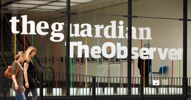 약 500명의 언론인이 'The Guardian'과 그 자매 신문사를 나섰습니다.
    


