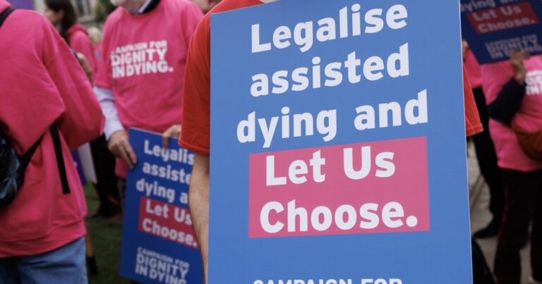 영국 국회의원들이 조력 자살을 합법화하기 위해 분열적인 법안을 추진하고 있습니다.
    


