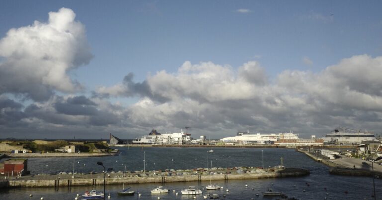 영국 해협을 건너려다 이민자 3명 이상 사망
    


