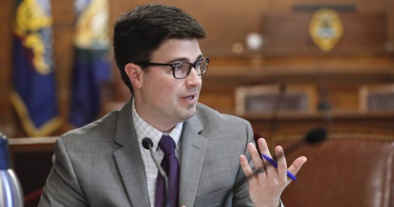 오코너는 화요일 시장 입찰을 시작하여 피츠버그 선거를 앞두고 있습니다.
    


